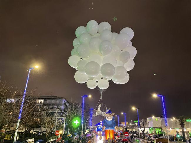 Torrejón de Ardoz hizo un espectacular recibimiento a Sus Majestades los Reyes Magos con la Gran Cabalgata de Reyes de Luz, a pesar de la lluvia  