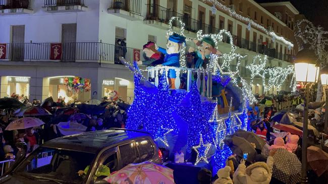 Torrejón de Ardoz hizo un espectacular recibimiento a Sus Majestades los Reyes Magos con la Gran Cabalgata de Reyes de Luz, a pesar de la lluvia  