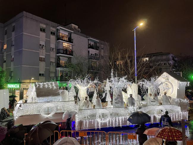 Torrejón de Ardoz hizo un espectacular recibimiento a Sus Majestades los Reyes Magos con la Gran Cabalgata de Reyes de Luz, a pesar de la lluvia  
