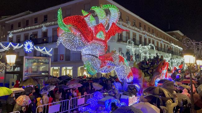 Torrejón de Ardoz hizo un espectacular recibimiento a Sus Majestades los Reyes Magos con la Gran Cabalgata de Reyes de Luz, a pesar de la lluvia  