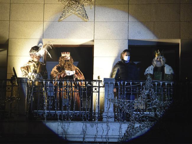 Torrejón de Ardoz hizo un espectacular recibimiento a Sus Majestades los Reyes Magos con la Gran Cabalgata de Reyes de Luz, a pesar de la lluvia  