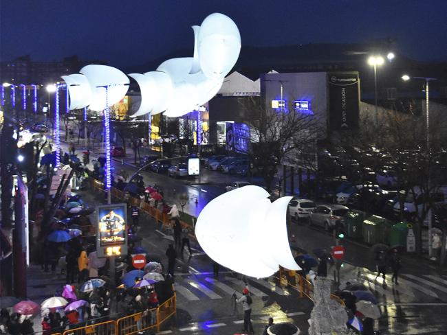 Torrejón de Ardoz hizo un espectacular recibimiento a Sus Majestades los Reyes Magos con la Gran Cabalgata de Reyes de Luz, a pesar de la lluvia  