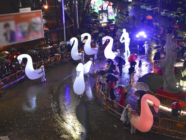 Torrejón de Ardoz hizo un espectacular recibimiento a Sus Majestades los Reyes Magos con la Gran Cabalgata de Reyes de Luz, a pesar de la lluvia  