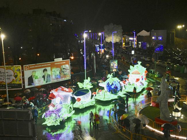 Torrejón de Ardoz hizo un espectacular recibimiento a Sus Majestades los Reyes Magos con la Gran Cabalgata de Reyes de Luz, a pesar de la lluvia  