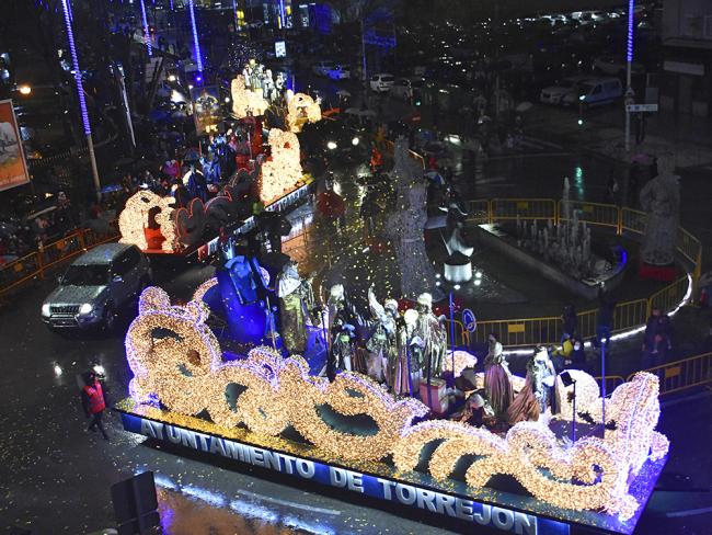 Torrejón de Ardoz hizo un espectacular recibimiento a Sus Majestades los Reyes Magos con la Gran Cabalgata de Reyes de Luz, a pesar de la lluvia  