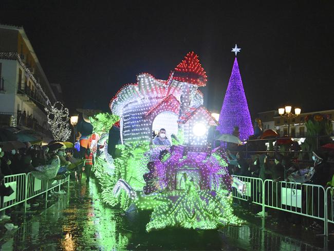 Torrejón de Ardoz hizo un espectacular recibimiento a Sus Majestades los Reyes Magos con la Gran Cabalgata de Reyes de Luz, a pesar de la lluvia  