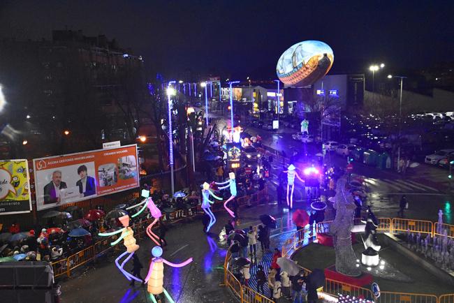 Torrejón de Ardoz hizo un espectacular recibimiento a Sus Majestades los Reyes Magos con la Gran Cabalgata de Reyes de Luz, a pesar de la lluvia  