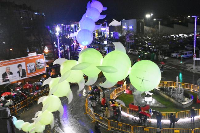 Torrejón de Ardoz hizo un espectacular recibimiento a Sus Majestades los Reyes Magos con la Gran Cabalgata de Reyes de Luz, a pesar de la lluvia  