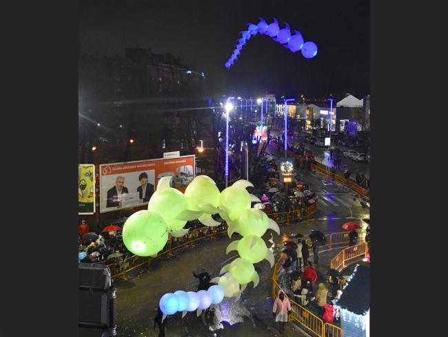 Torrejón de Ardoz hizo un espectacular recibimiento a Sus Majestades los Reyes Magos con la Gran Cabalgata de Reyes de Luz, a pesar de la lluvia  