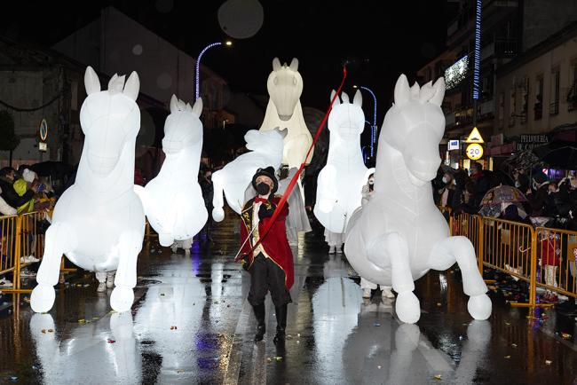 Torrejón de Ardoz hizo un espectacular recibimiento a Sus Majestades los Reyes Magos con la Gran Cabalgata de Reyes de Luz, a pesar de la lluvia  