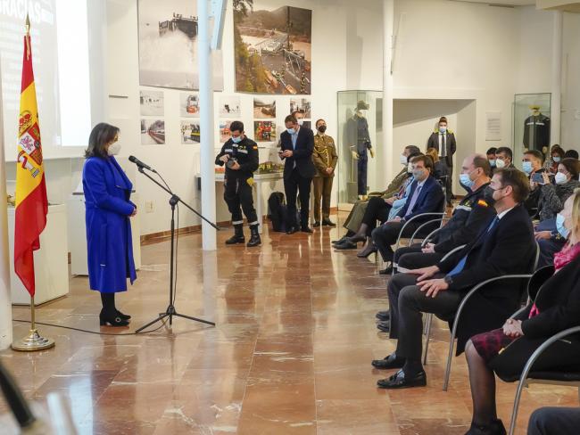 El alcalde de Torrejón de Ardoz, Ignacio Vázquez, la ministra de Defensa, Margarita Robles, y el alcalde de Madrid, José Luis Martínez Almeida, participaron en el acto de reconocimiento a la Unidad Militar de Emergencias por su gran labor