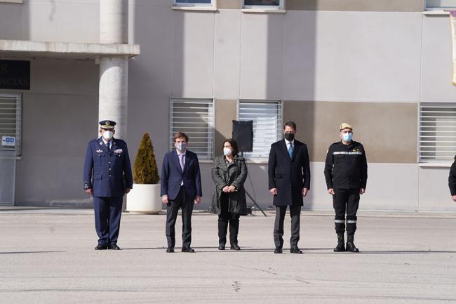 El alcalde de Torrejón de Ardoz, Ignacio Vázquez, la ministra de Defensa, Margarita Robles, y el alcalde de Madrid, José Luis Martínez Almeida, participaron en el acto de reconocimiento a la Unidad Militar de Emergencias por su gran labor