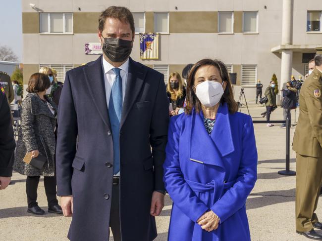 El alcalde de Torrejón de Ardoz, Ignacio Vázquez, la ministra de Defensa, Margarita Robles, y el alcalde de Madrid, José Luis Martínez Almeida, participaron en el acto de reconocimiento a la Unidad Militar de Emergencias por su gran labor