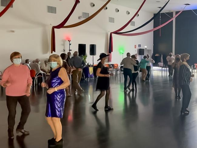 Continúan el programa de senderismo y los bailes, que se suman a los servicios de apoyo psicológico, fisioterapia, podología y peluquería que se ofrecen desde la Concejalía de Mayores del Ayuntamiento de Torrejón de Ardoz para su bienestar 