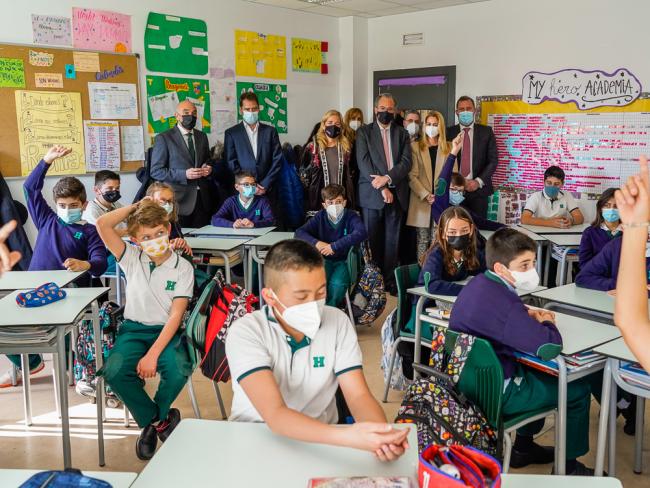 El consejero de Educación, Enrique Ossorio, y el alcalde de Torrejón de Ardoz, Ignacio Vázquez, visitaron el colegio Humanitas, uno de los centros educativos que participa en un programa regional contra el ciberacoso escolar