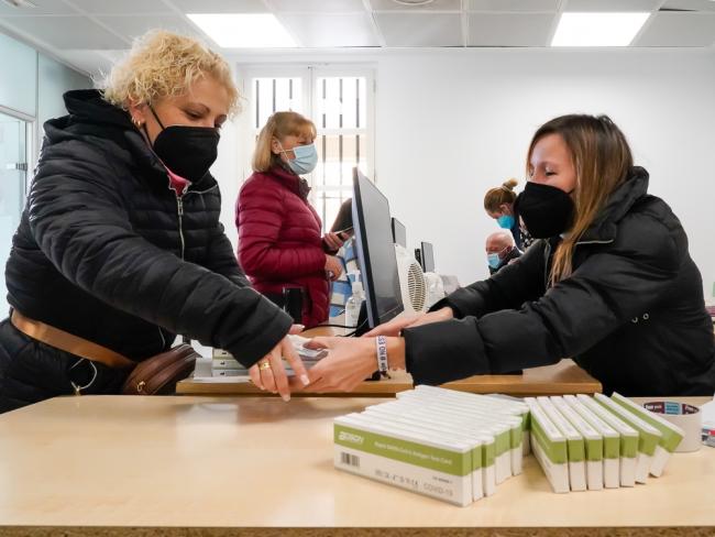 Torrejón de Ardoz vuelve a ser ciudad pionera en la lucha contra la COVID-19 al haber entregado a iniciativa del alcalde, Ignacio Vázquez, por segunda vez y de forma gratuita, test para que los propios ciudadanos puedan detectar un posible contagio