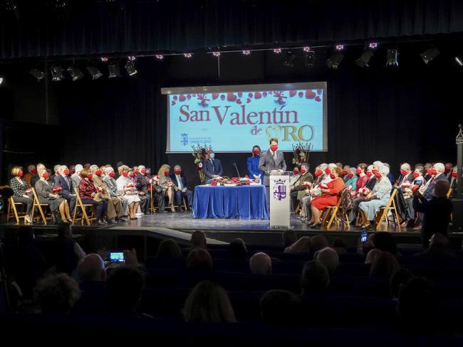 Un total de 30 parejas torrejoneras con 50 años de convivencia celebraron “San Valentín de Oro”