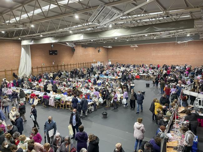 El Pabellón Polideportivo M4-Sonia Abejón acogió el pasado sábado el IV Encuentro Nacional de Bolillos de Torrejón de Ardoz al que asistieron cientos de personas de toda España
