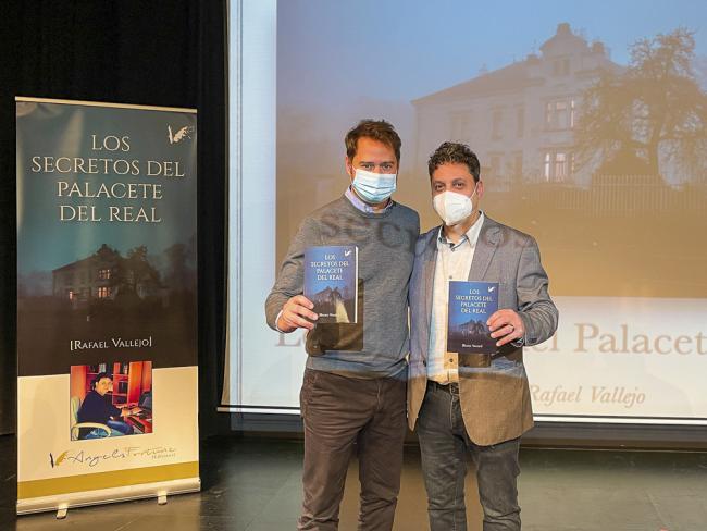 El Salón de Actos de la Casa de la Cultura acogió la presentación del libro “Los secretos del Palacete del Real”, del escritor torrejonero Rafael Vallejo 