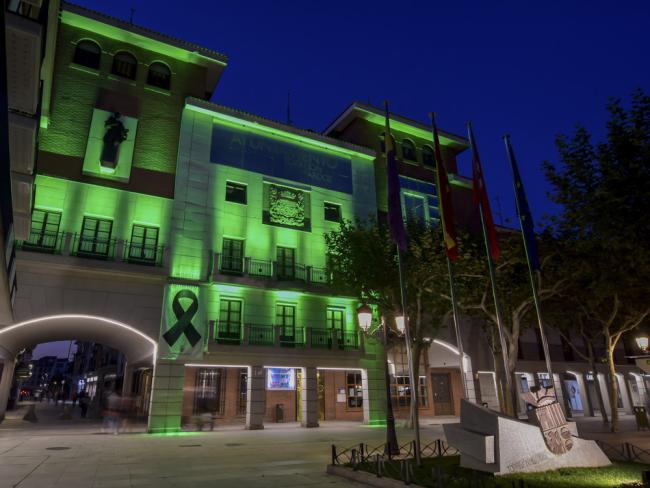 La Asociación Española Contra el Cáncer de Torrejón de Ardoz instaló una mesa informativa en la plaza Mayor con motivo del Día Mundial contra el Cáncer