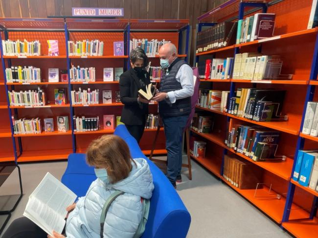 La Biblioteca Central Federico García Lorca de Torrejón de Ardoz estrena la nueva sección Punto Mujer con 264 libros dedicados a la mujer