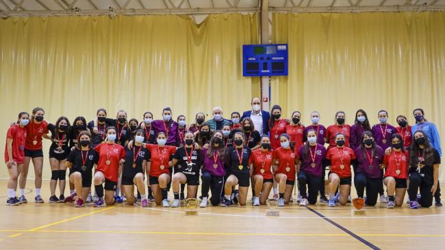 Los equipos del Club Balonmano Torrejón recibieron sus trofeos por los éxitos de la temporada 2021-2022
