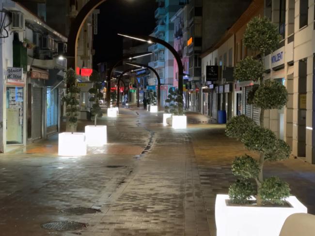 Los vanguardistas maceteros de la calle Enmedio lucen nueva iluminación tipo led, de menor consumo y más luminosidad que las bombillas anteriores