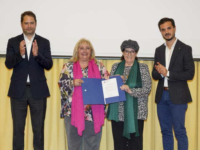 Entrega de convenios a distintas asociaciones de la ciudad