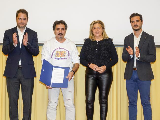 Entrega de convenios a distintas asociaciones de la ciudad
