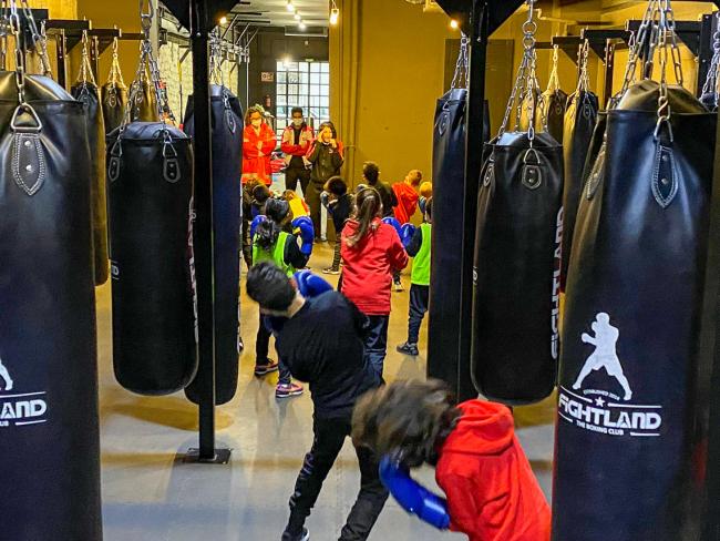 La campeona del mundo de boxeo y concejala de Mujer del Ayuntamiento de Torrejón de Ardoz, Miriam Gutiérrez, acudió a Sabadell y Alicante para participar en unas charlas sobre valores a niños en riesgo de exclusión social