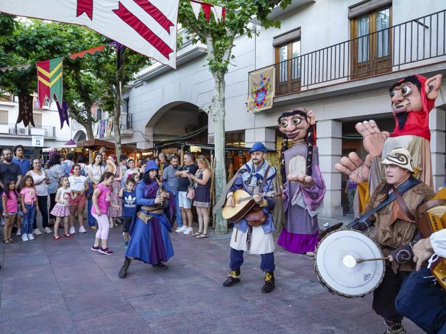 Espectacular asistencia de visitantes al Mercado Medieval en su regreso a Torrejón de Ardoz, que contó con gran ambientación de la época, un centenar de puestos, espectáculos de fuego, pasacalles, talleres y hasta un Dragosaurio