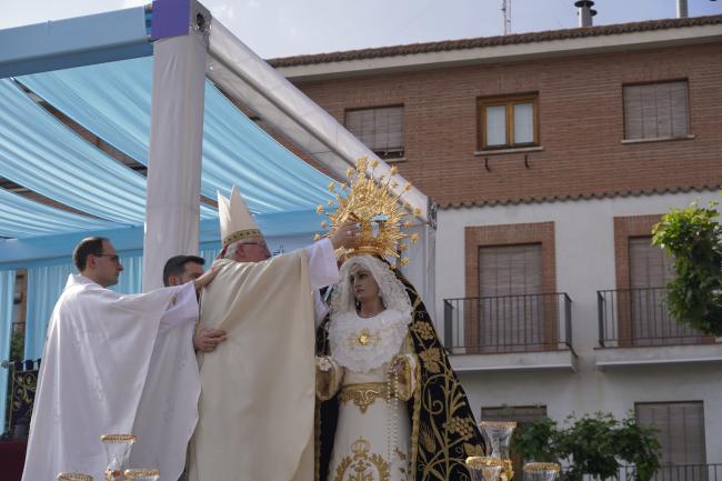 La Virgen de la Soledad fue coronada canónicamente en la Plaza Mayor, procesionando posteriormente por las calles del centro de Torrejón con fuegos artificiales y lluvia de pétalos a su finalización