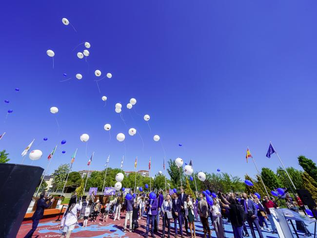 Brillante celebración del Día de Europa, destacando el homenaje a las víctimas por la invasión de Ucrania y el espectáculo de la Fuente del Parque Europa con Fuegos Artificiales