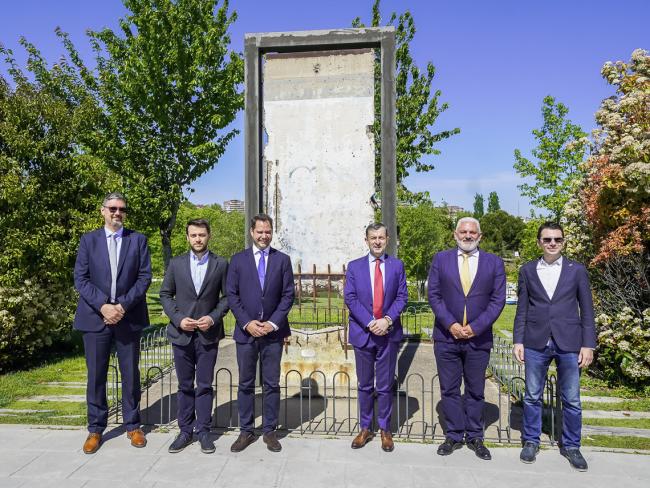 Brillante celebración del Día de Europa, destacando el homenaje a las víctimas por la invasión de Ucrania y el espectáculo de la Fuente del Parque Europa con Fuegos Artificiales