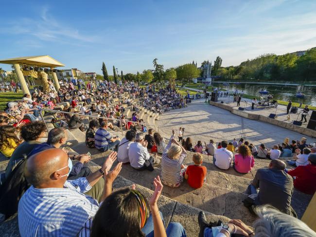 Brillante celebración del Día de Europa, destacando el homenaje a las víctimas por la invasión de Ucrania y el espectáculo de la Fuente del Parque Europa con Fuegos Artificiales