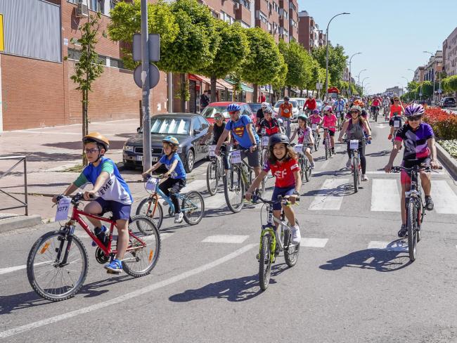El “Día de la Bici” de Torrejón de Ardoz volvió a llenar las calles de la ciudad de familias y jóvenes  