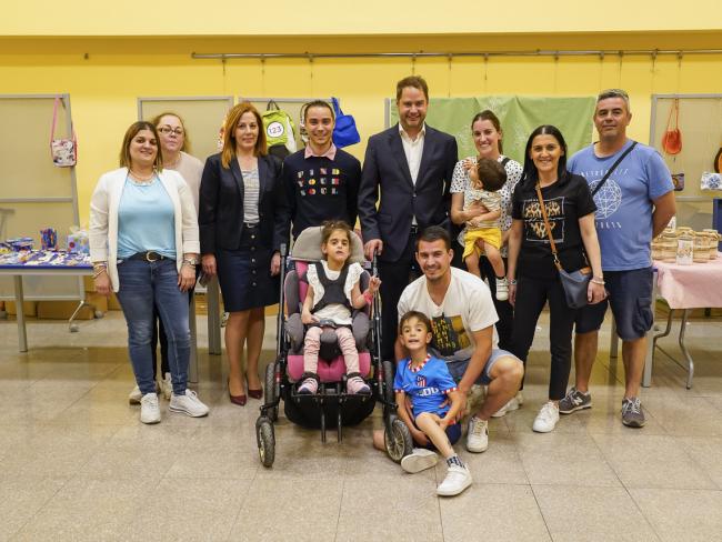 La Hermandad de la Veracruz y Nuestra Señora de la Soledad organiza un mercadillo solidario para recaudar dinero que ayude a costear los costosos tratamientos que necesita la niña torrejonera, Rocío Molano