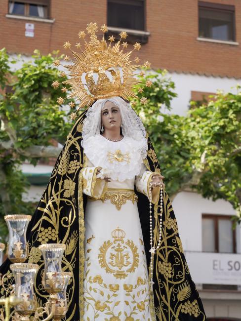 La Virgen de la Soledad fue coronada canónicamente en la Plaza Mayor, procesionando posteriormente por las calles del centro de Torrejón con fuegos artificiales y lluvia de pétalos a su finalización