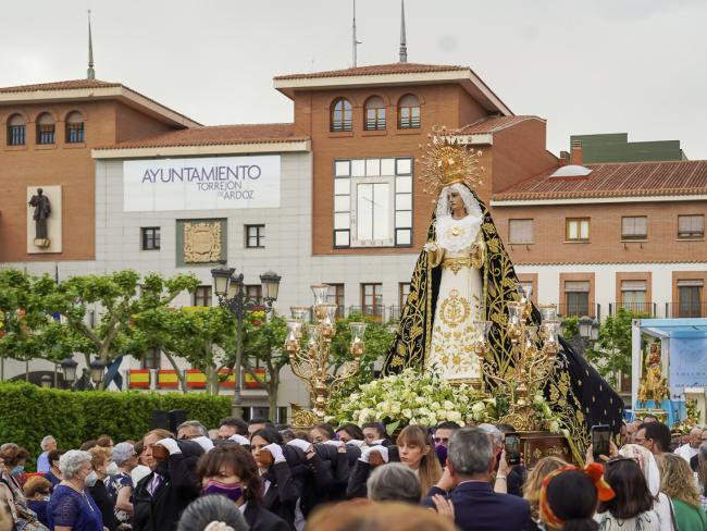 La Virgen de la Soledad fue coronada canónicamente en la Plaza Mayor, procesionando posteriormente por las calles del centro de Torrejón con fuegos artificiales y lluvia de pétalos a su finalización