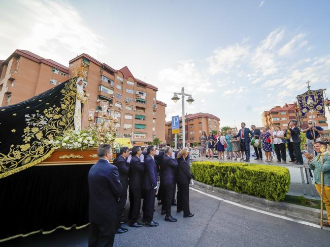 La Virgen de la Soledad fue coronada canónicamente en la Plaza Mayor, procesionando posteriormente por las calles del centro de Torrejón con fuegos artificiales y lluvia de pétalos a su finalización