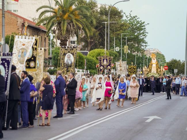 La Virgen de la Soledad fue coronada canónicamente en la Plaza Mayor, procesionando posteriormente por las calles del centro de Torrejón con fuegos artificiales y lluvia de pétalos a su finalización