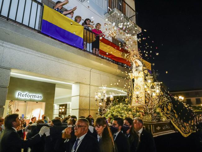 La Virgen de la Soledad fue coronada canónicamente en la Plaza Mayor, procesionando posteriormente por las calles del centro de Torrejón con fuegos artificiales y lluvia de pétalos a su finalización