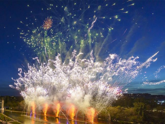 Brillante celebración del Día de Europa, destacando el homenaje a las víctimas por la invasión de Ucrania y el espectáculo de la Fuente del Parque Europa con Fuegos Artificiales