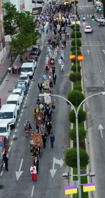 La Virgen de la Soledad fue coronada canónicamente en la Plaza Mayor, procesionando posteriormente por las calles del centro de Torrejón con fuegos artificiales y lluvia de pétalos a su finalización