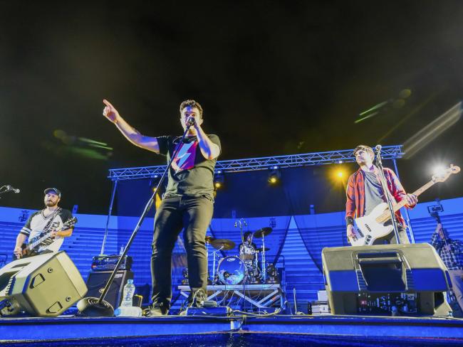 Éxito musical y de público de la Noche de Tributos que registró excelentes entradas para los tributos al Canto del Loco, Michael Jackson, homenaje al rock y Hombres G