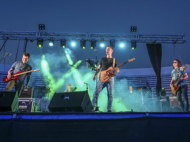 Éxito musical y de público de la Noche de Tributos que registró excelentes entradas para los tributos al Canto del Loco, Michael Jackson, homenaje al rock y Hombres G