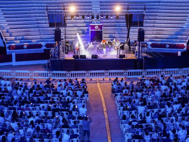 Éxito musical y de público de la Noche de Tributos que registró excelentes entradas para los tributos al Canto del Loco, Michael Jackson, homenaje al rock y Hombres G