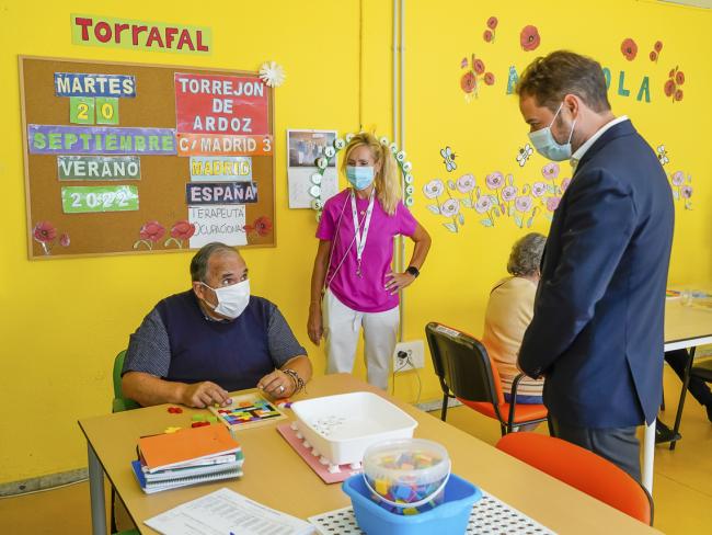 Espacio Vital Torrafal entra en funcionamiento, estrenando unas magníficas instalaciones, cedidas a iniciativa del alcalde, para ayudar a los torrejoneros afectados por el alzheimer y sus familias