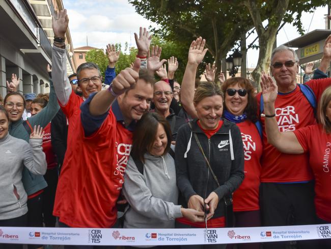 Más de 800 personas participaron en la etapa inaugural del VI Camino de Cervantes, que arrancó ayer con una caminata desde la Plaza Mayor hasta el Hospital Universitario de Torrejón, donde finalizó con una jornada dedicada a la nutrición