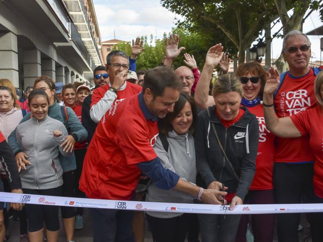 Más de 800 personas participaron en la etapa inaugural del VI Camino de Cervantes, que arrancó ayer con una caminata desde la Plaza Mayor hasta el Hospital Universitario de Torrejón, donde finalizó con una jornada dedicada a la nutrición